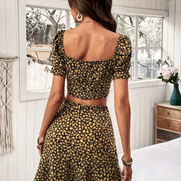 Ditsy Floral Print Sweetheart Neck Drawstring Crop Top & Ruffle Hem Skirt - Picture 2 of 14